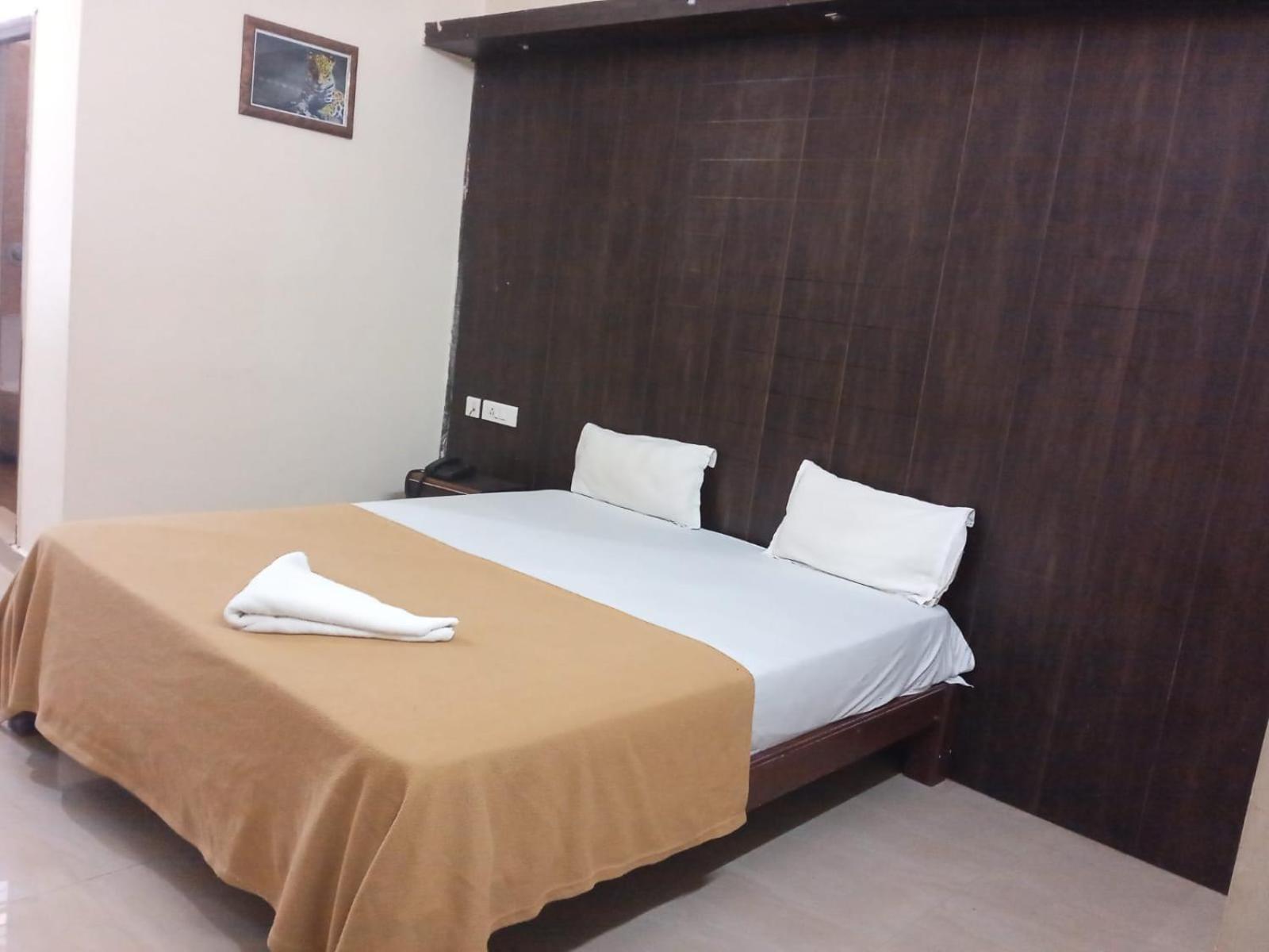 Grand Jp Inn Near 2 Km From Gundlupet Bus Stand المظهر الخارجي الصورة